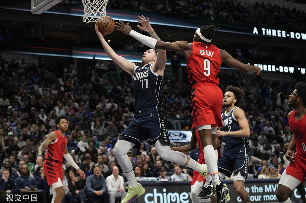 在对球员进 在对球员进