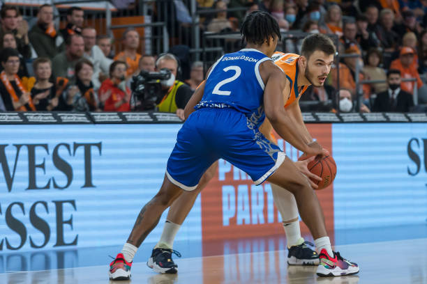 极防守造成 极防守造成